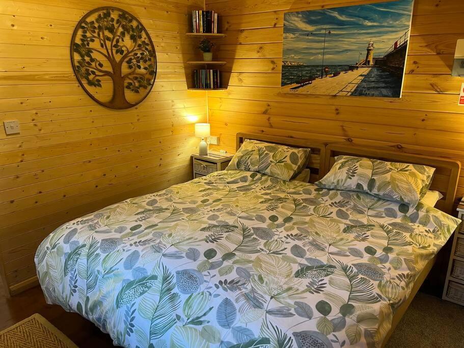 Cosy Cabin, Hidden From The Main House - Sleeps 2 - Ev *