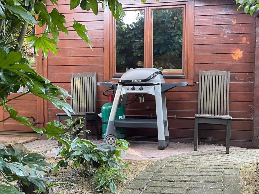 Cosy Cabin, Hidden From The Main House - Sleeps 2 - Ev *