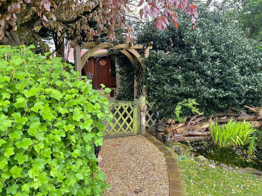 Cosy Cabin, Hidden From The Main House - Sleeps 2 - Ev Holiday home Hawkinge