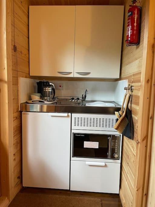 Cosy Cabin, Hidden From The Main House - Sleeps 2 - Ev Holiday home *