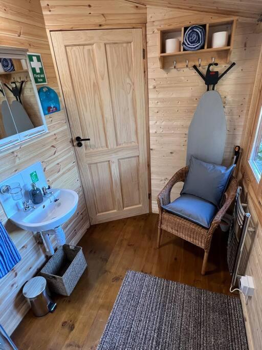Cosy Cabin, Hidden From The Main House - Sleeps 2 - Ev Hawkinge
