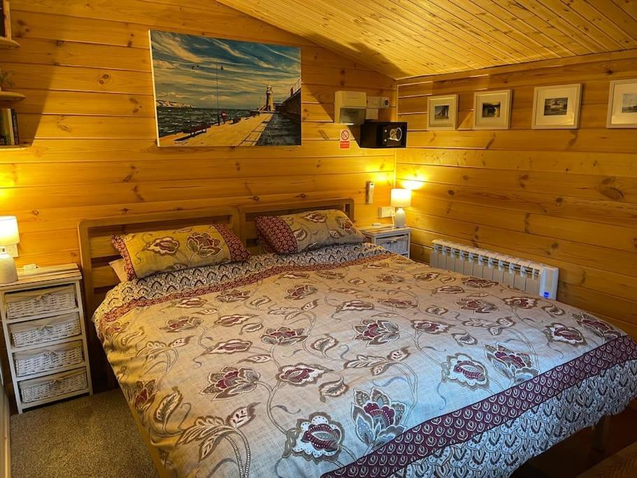 Cosy Cabin, Hidden From The Main House - Sleeps 2 - Ev Holiday home Hawkinge