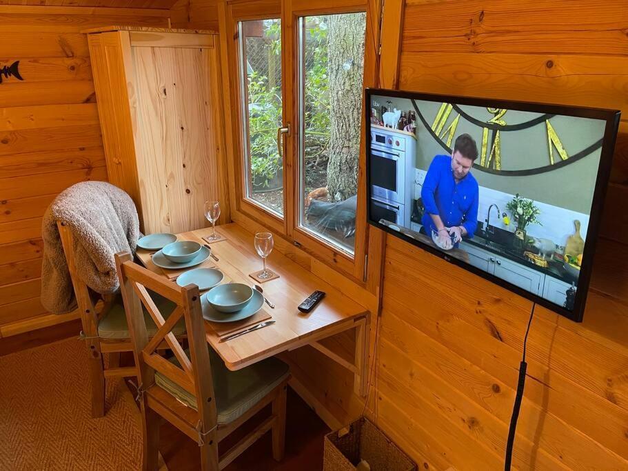 Cosy Cabin, Hidden From The Main House - Sleeps 2 - Ev Holiday home *