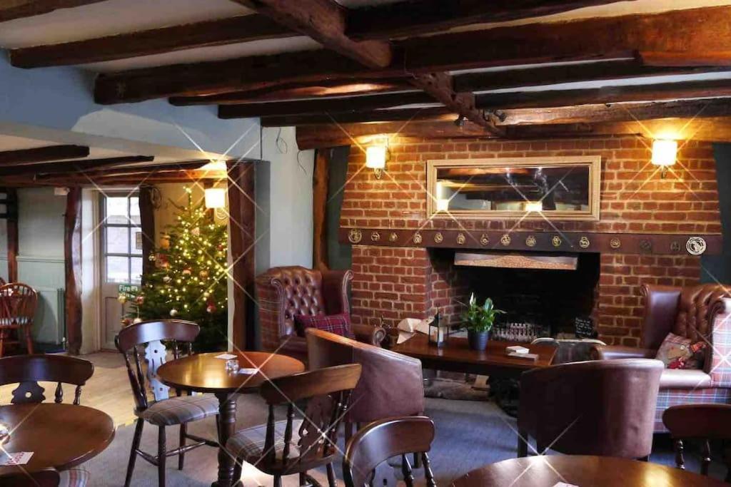 Cosy Cabin, Hidden From The Main House - Sleeps 2 - Ev Holiday home Hawkinge